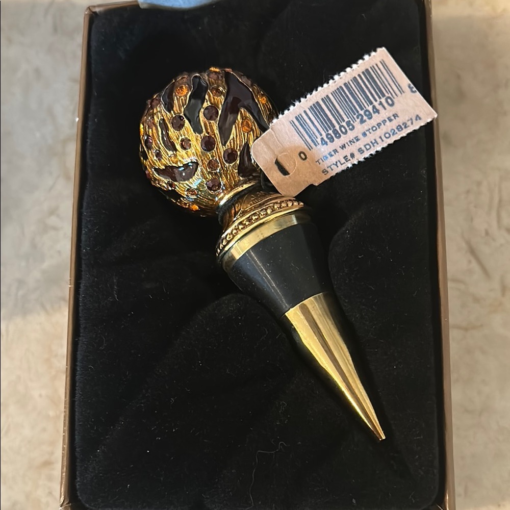 Elegant Black and Gold Wine Stopper